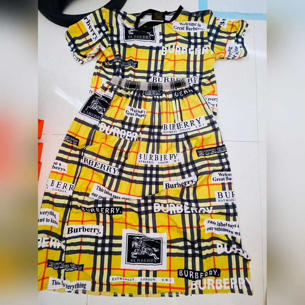 Beautiful All Weather Material 2 piece pleated skirt & Top sets Free Sz